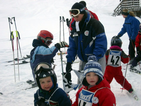 Marcel und im Hintergrund seine Skilehrerin Birgit